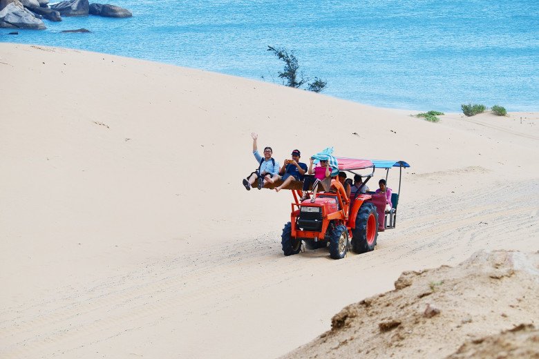 Điểm du lịch độc đáo nhất Ninh Thuận: Có &#34;tiểu sa mạc&#34; sát biển, trải nghiệm băng qua đồi cát bằng máy cày - 3