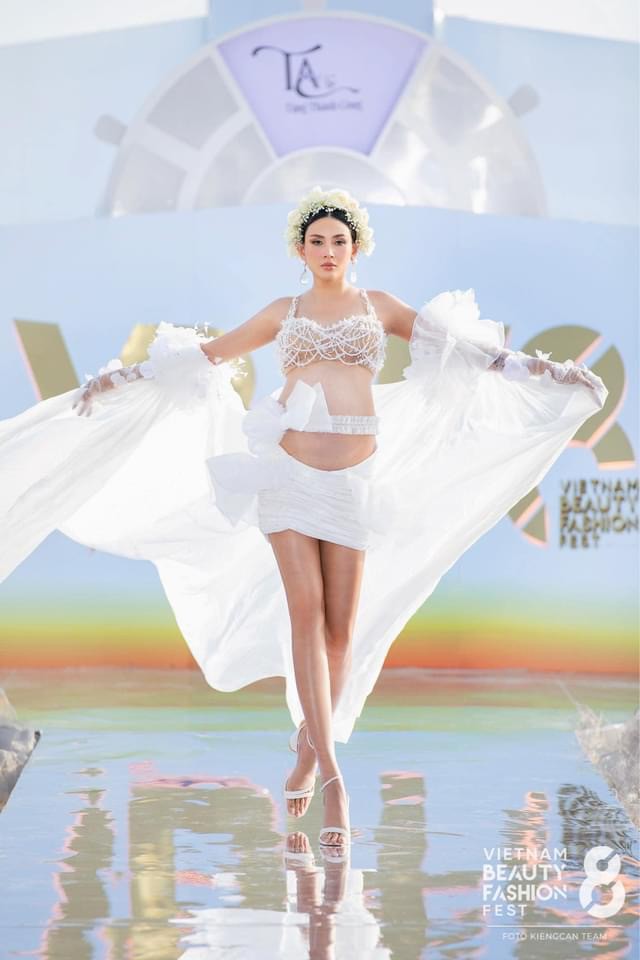 Phỏng vấn siêu mẫu Võ Hoàng Yến: Bế bụng bầu 8 tháng đi catwalk, mong con có &#34;cặp giò&#34; dài như mẹ - 4