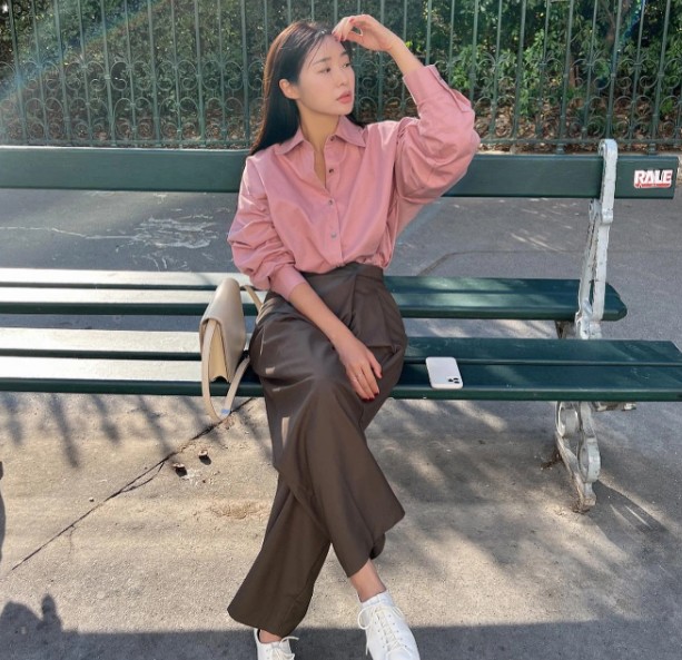 Mặc áo gì với quần ống rộng? Chị em công sở sành ăn mặc chỉ cần duy nhất một kiểu áo, mặc đẹp 365 ngày - 5