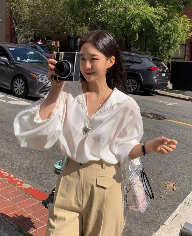 Mặc áo gì với quần ống rộng? Chị em công sở sành ăn mặc chỉ cần duy nhất một kiểu áo, mặc đẹp 365 ngày - 1