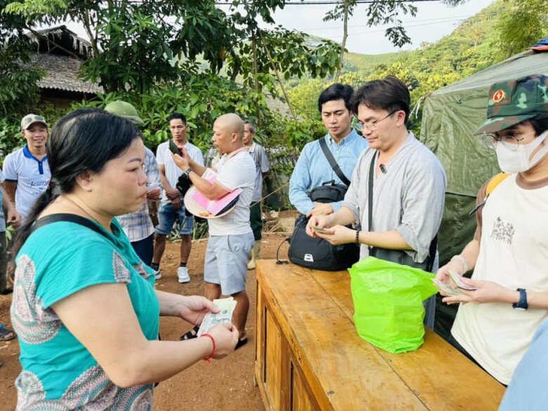 Nam MC "giàu nhất Việt Nam" được Nhật Kim Anh chuyển thẳng 800 triệu tiền từ thiện, tới Làng Nủ trao tận tay bà con