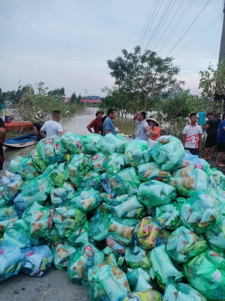 Nam MC &#34;giàu nhất Việt Nam&#34; được Nhật Kim Anh chuyển thẳng 800 triệu tiền từ thiện, tới Làng Nủ trao tận tay bà con - 12