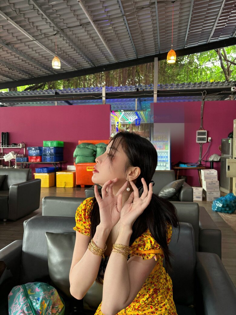 Bích Phương mang phong cách &#34;gái miền Tây&#34; lên show, CĐM chú ý nhất là đôi dép giá 30.000 đồng - 5