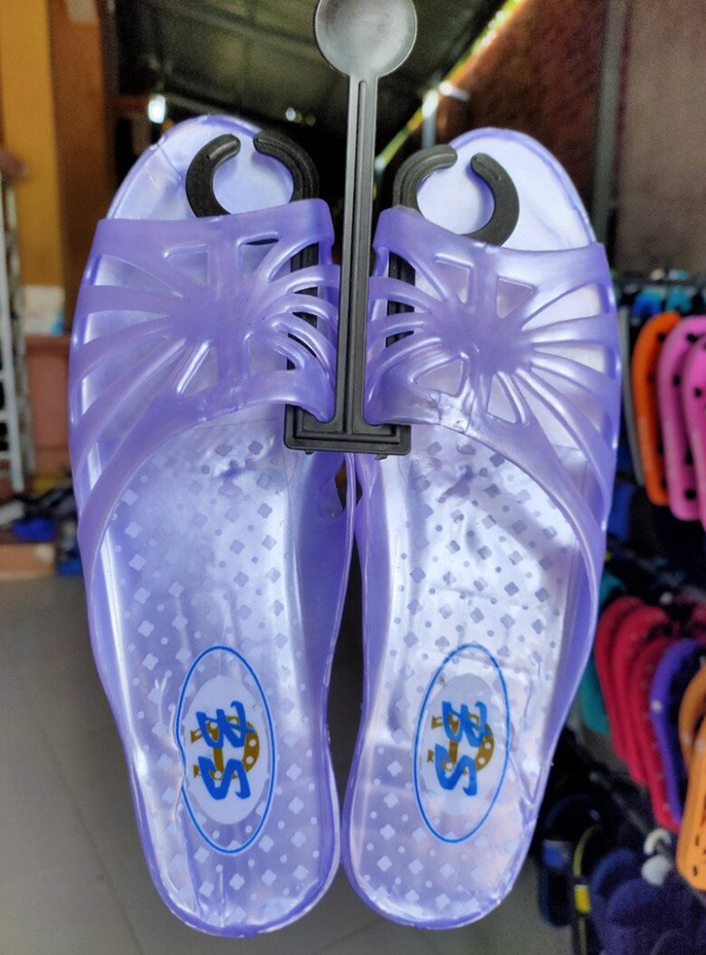 Bích Phương mang phong cách &#34;gái miền Tây&#34; lên show, CĐM chú ý nhất là đôi dép giá 30.000 đồng - 3