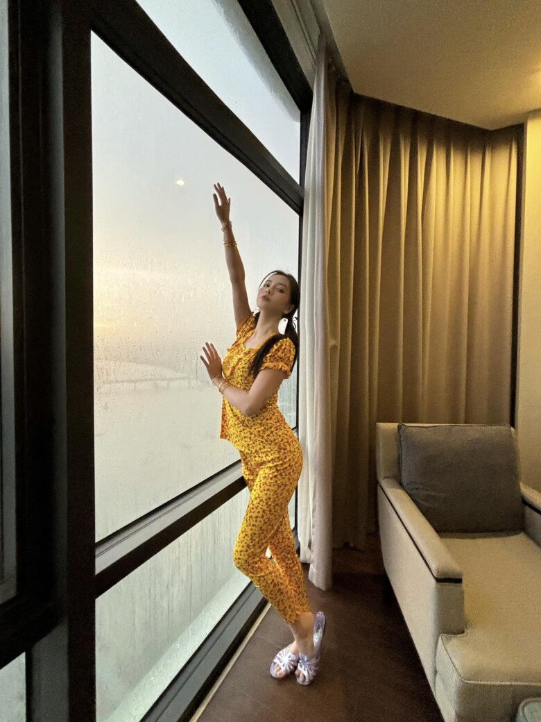 Bích Phương mang phong cách &#34;gái miền Tây&#34; lên show, CĐM chú ý nhất là đôi dép giá 30.000 đồng - 8