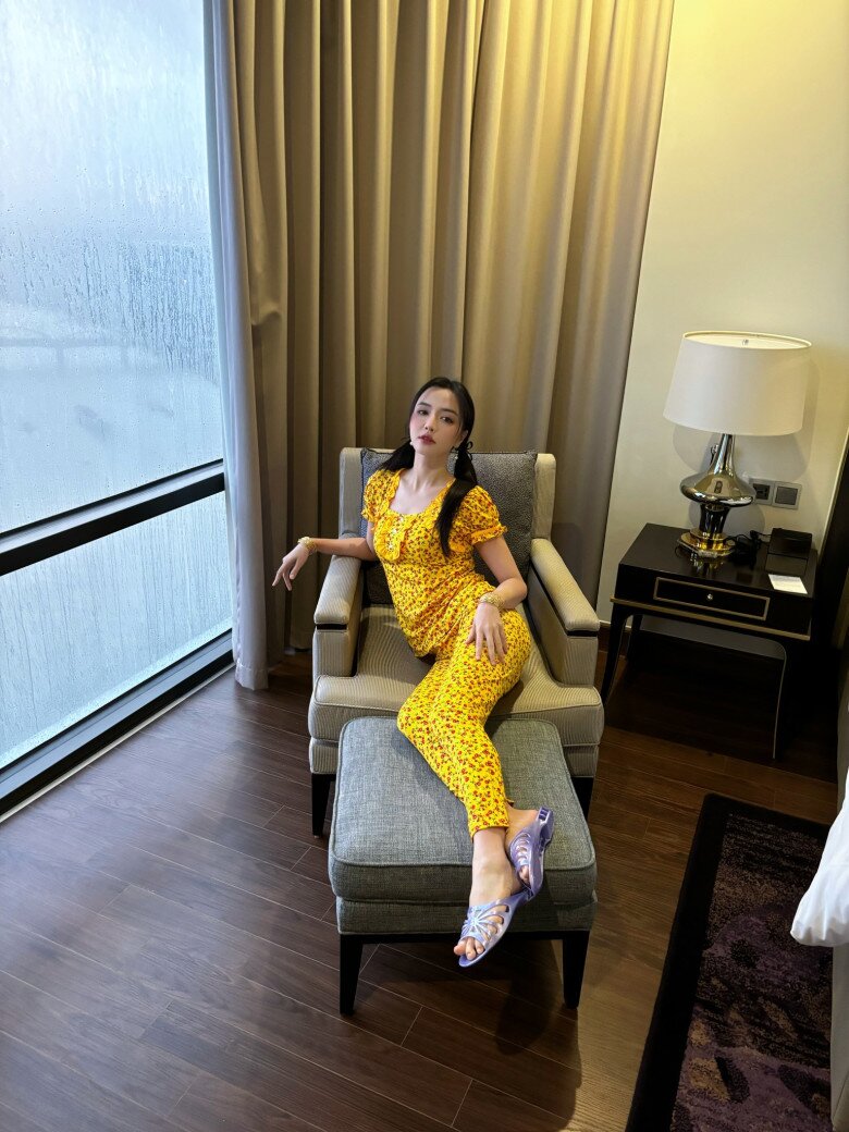 Bích Phương mang phong cách &#34;gái miền Tây&#34; lên show, CĐM chú ý nhất là đôi dép giá 30.000 đồng - 7