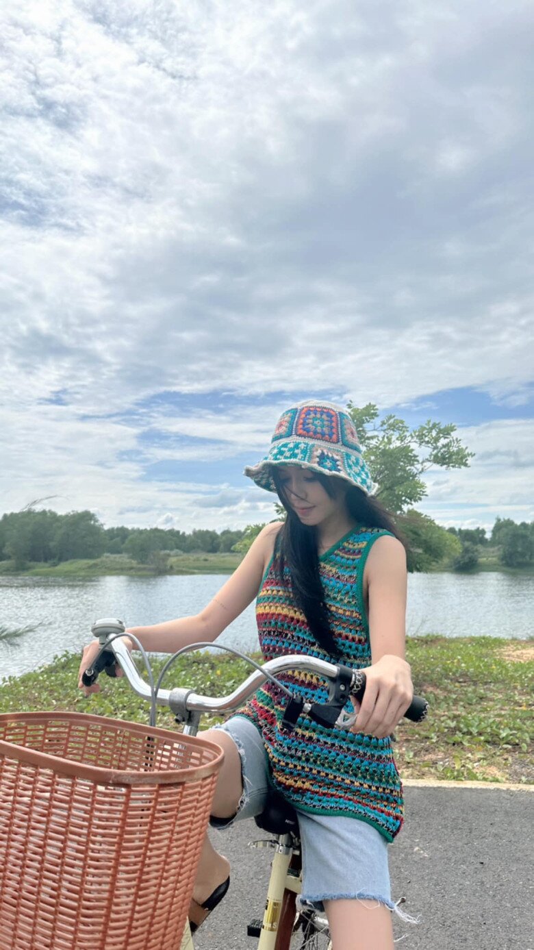 Bích Phương mang phong cách &#34;gái miền Tây&#34; lên show, CĐM chú ý nhất là đôi dép giá 30.000 đồng - 13