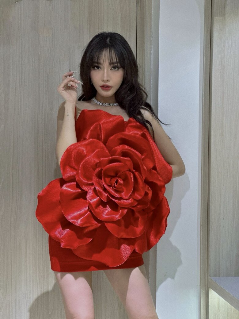 Bích Phương mang phong cách &#34;gái miền Tây&#34; lên show, CĐM chú ý nhất là đôi dép giá 30.000 đồng - 10
