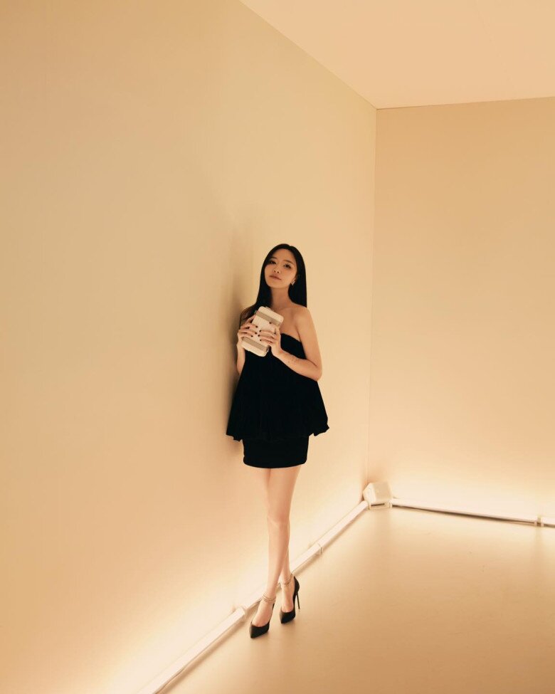 Bích Phương mang phong cách &#34;gái miền Tây&#34; lên show, CĐM chú ý nhất là đôi dép giá 30.000 đồng - 12