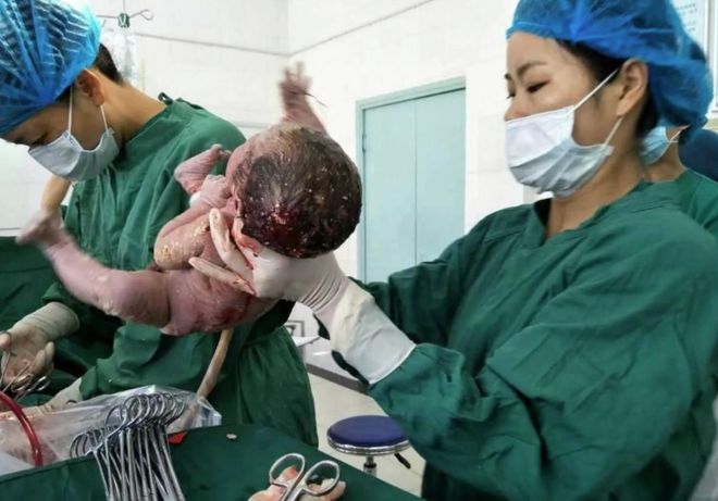 Đứa trẻ sinh ra sau khi cha mẹ qua đời 4 năm, tòa án đau đầu phán xử - 8