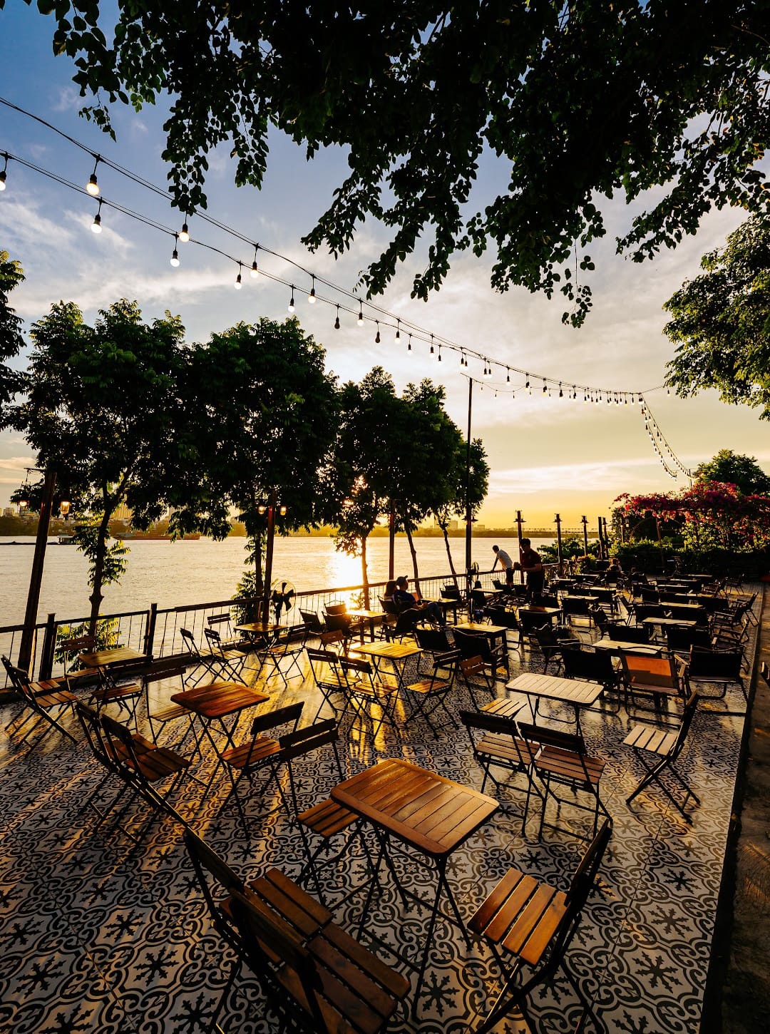 Tranh thủ nghỉ lễ, rủ nhau check in tại 5 quán cafe săn hoàng hôn đỉnh nhất Hà Nội - 1