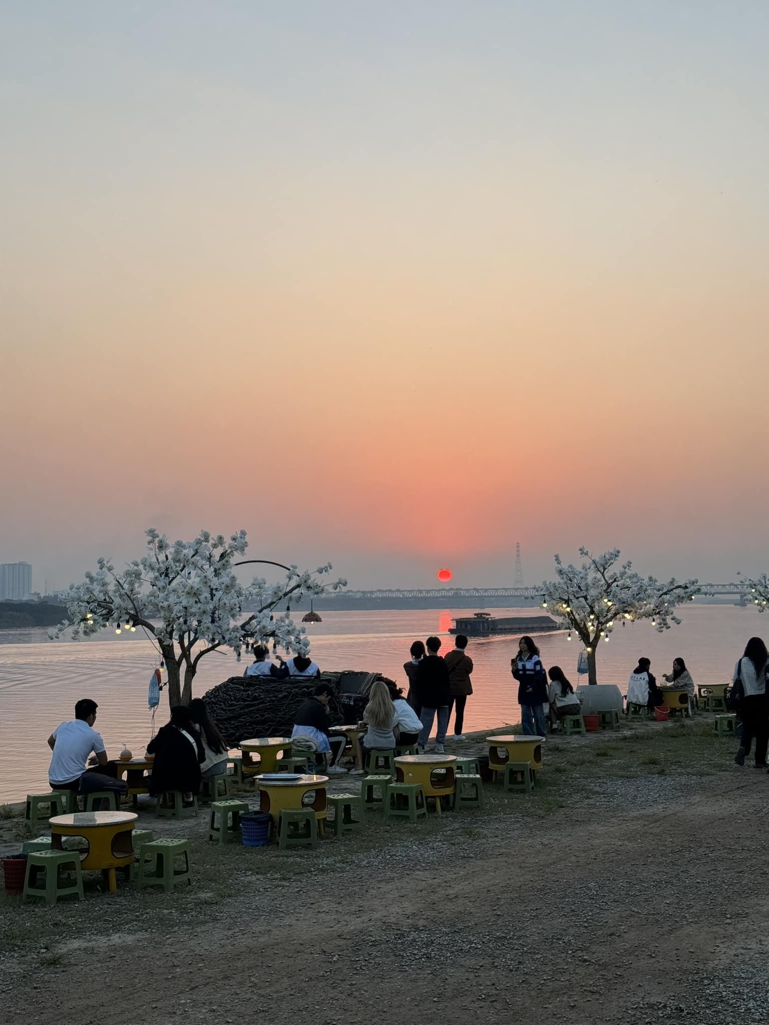 Tranh thủ nghỉ lễ, rủ nhau check in tại 5 quán cafe săn hoàng hôn đỉnh nhất Hà Nội - 4