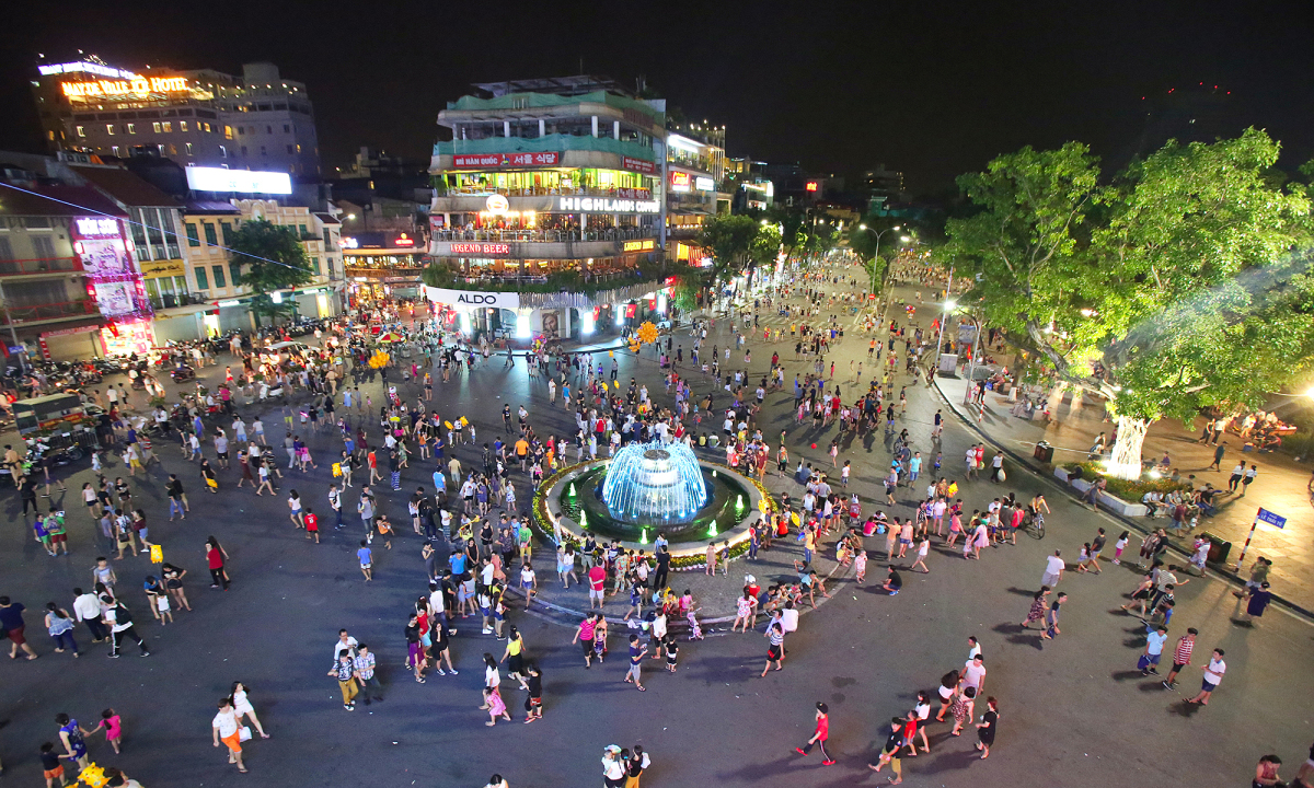 Khám phá 4 phố đi bộ nổi tiếng ở Hà Nội, địa điểm vui chơi cuối tuần lý tưởng - 1
