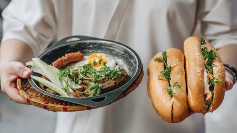 Đi tìm những tiệm bánh mì lâu năm nổi tiếng nhất Hà Nội, tuổi đời hơn 80 năm, muốn ăn phải xếp hàng - 4