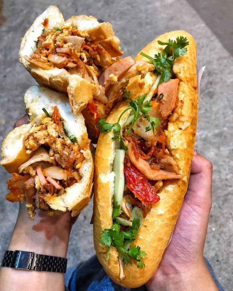 Đi tìm những tiệm bánh mì lâu năm nổi tiếng nhất Hà Nội, tuổi đời hơn 80 năm, muốn ăn phải xếp hàng - 3