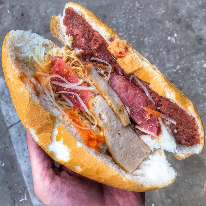 Đi tìm những tiệm bánh mì lâu năm nổi tiếng nhất Hà Nội, tuổi đời hơn 80 năm, muốn ăn phải xếp hàng - 2