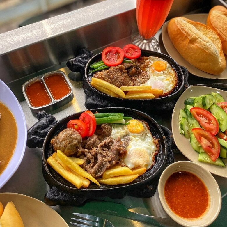 Đi tìm những tiệm bánh mì lâu năm nổi tiếng nhất Hà Nội, tuổi đời hơn 80 năm, muốn ăn phải xếp hàng - 6
