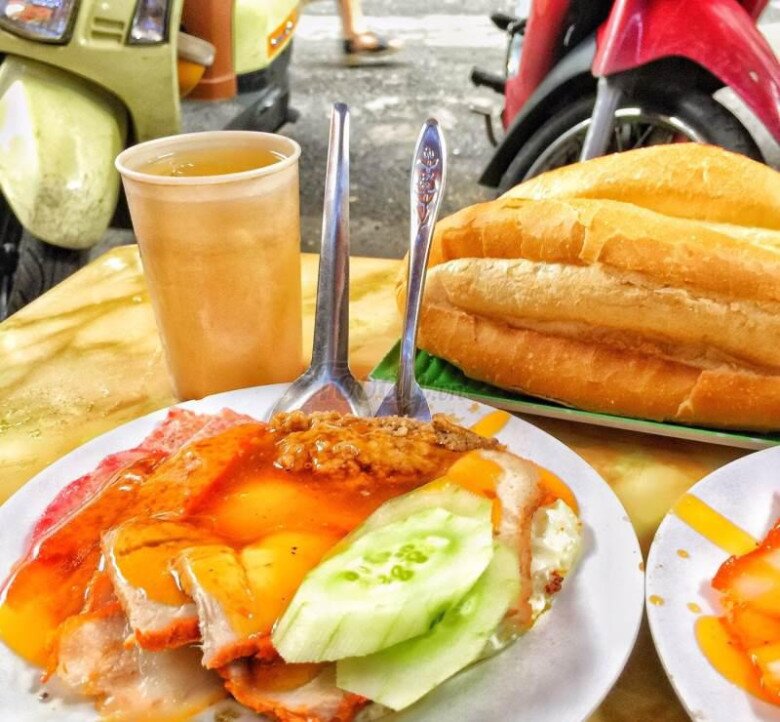 Đi tìm những tiệm bánh mì lâu năm nổi tiếng nhất Hà Nội, tuổi đời hơn 80 năm, muốn ăn phải xếp hàng - 1