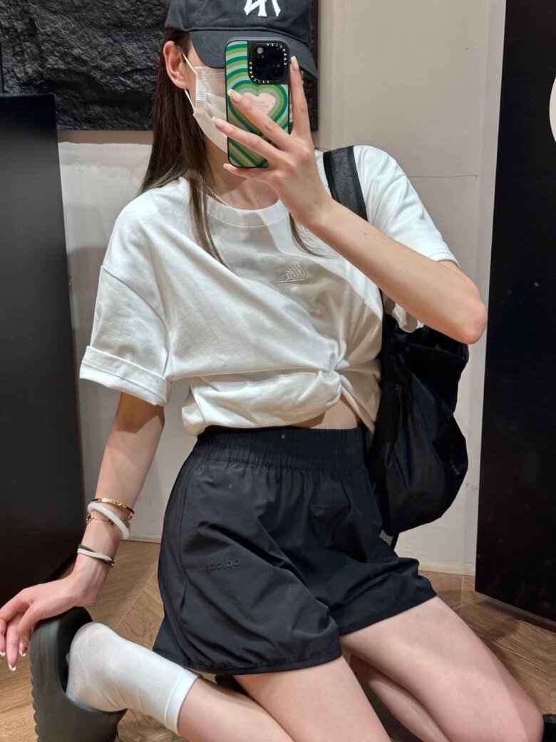 Kiểu quần từng chỉ được mặc trong phòng ngủ nay &#34;phủ sóng&#34; trên phố, chị em diện đẹp lại trẻ trung - 11