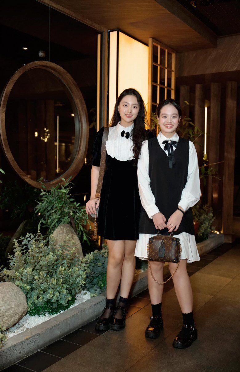 2 ái nữ nhà siêu mẫu Thúy Hạnh xinh như búp bê, dát kín hàng hiệu, ăn diện chuẩn tiểu thư nhà giàu - 5