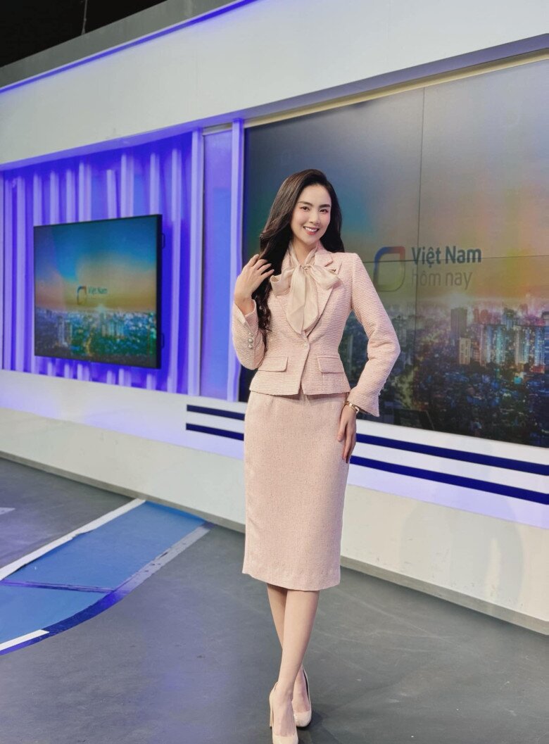 Học MC Mai Ngọc cách phối chân váy chỉ với 3 mẫu cơ bản, đẹp từ đông sang hè - 3