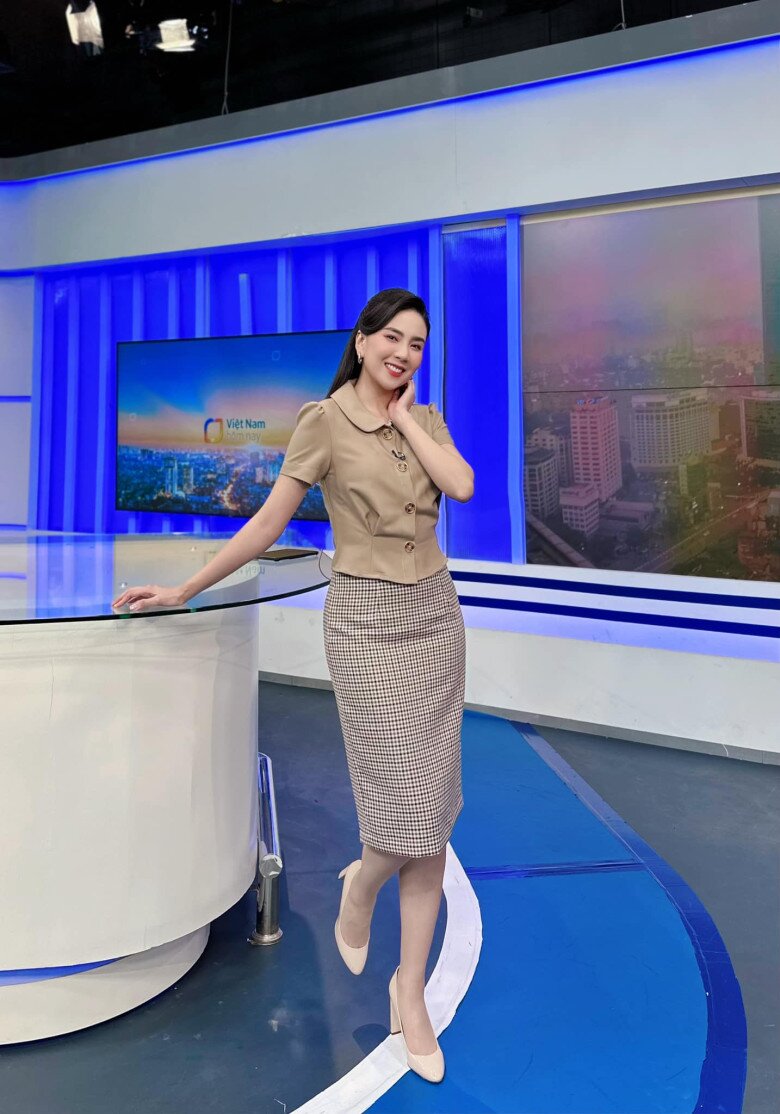 Học MC Mai Ngọc cách phối chân váy chỉ với 3 mẫu cơ bản, đẹp từ đông sang hè - 2