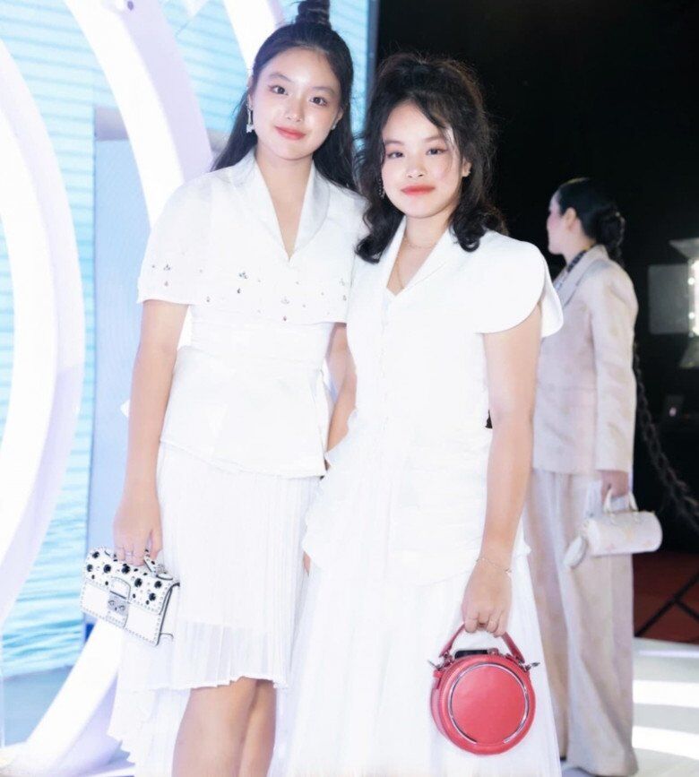 2 ái nữ nhà siêu mẫu Thúy Hạnh xinh như búp bê, dát kín hàng hiệu, ăn diện chuẩn tiểu thư nhà giàu - 2