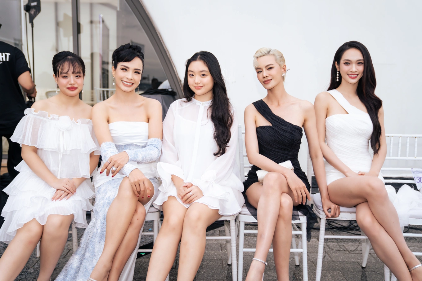 2 ái nữ nhà siêu mẫu Thúy Hạnh xinh như búp bê, dát kín hàng hiệu, ăn diện chuẩn tiểu thư nhà giàu - 4