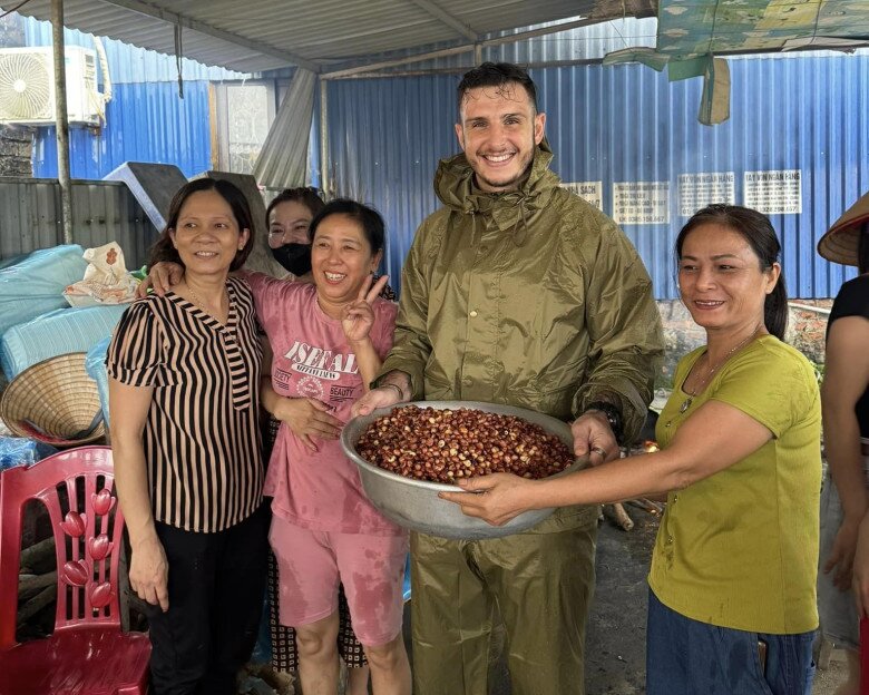 Chàng rể Tây nịnh mẹ vợ cực khéo, không ngại dầm mình trong nước lũ cùng vợ đi cứu trợ - 1