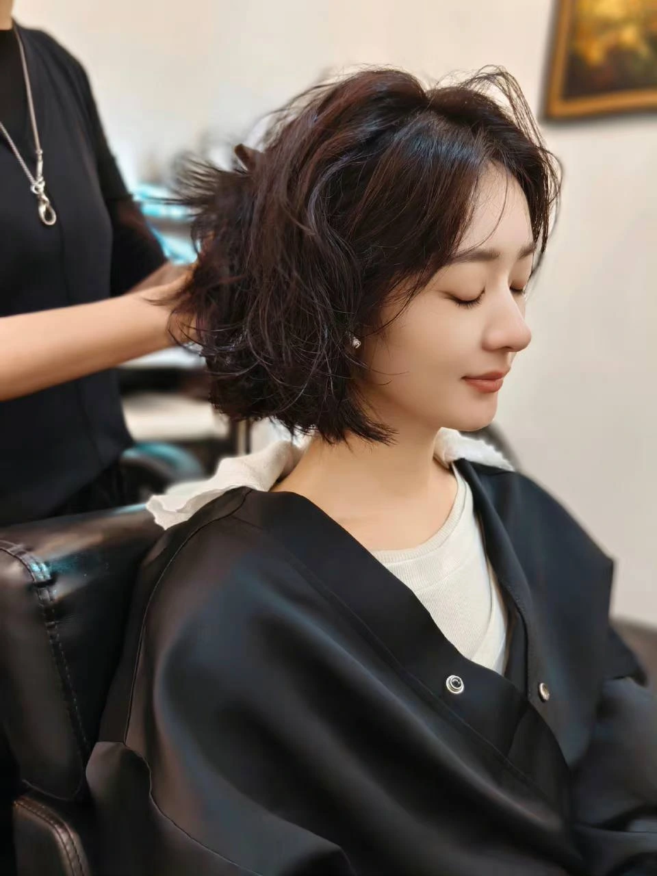 Kiểu tóc ngắn đẹp đơn giản giúp 2 nữ thần trẻ ra cả chục tuổi, chị em U30 có thể dễ dàng áp dụng - 1