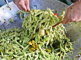Thứ rau lạ chỉ có trên rừng, hái về làm nộm thành món ngon chỉ có ở Lai Châu