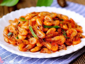 Rang tôm tuyệt đối không cho thứ nước này, tôm sẽ bị mềm, kém giòn ngon