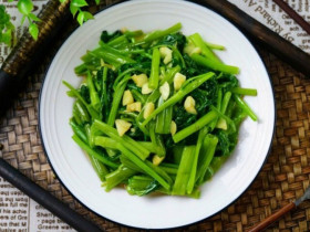 Xào rau muống đừng cho ngay vào chảo, thêm 2 bước này rau muống xanh mướt, giòn sần sật