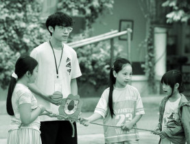 Học sinh phổ thông mở trại hè cho các em nhỏ