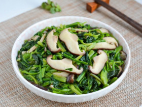 Đều là rau, 2 loại này xào chung với nhau bổ máu, thanh mát, thịt chưa chắc ngon bằng