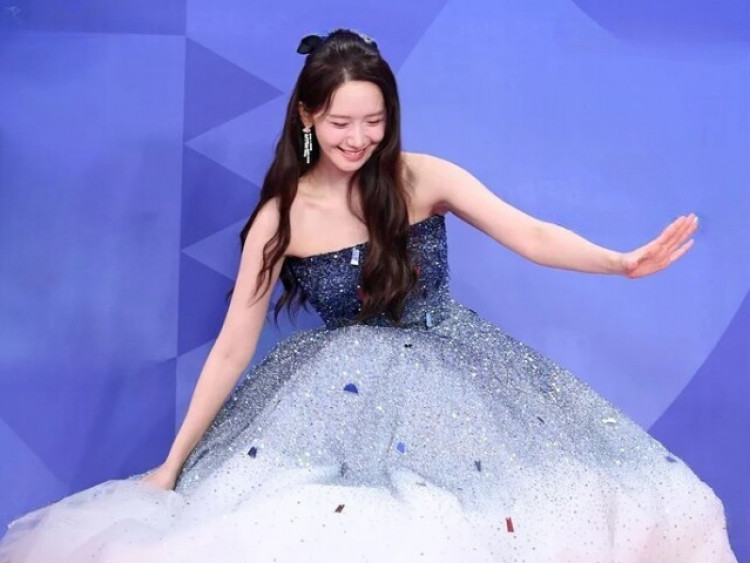 Giải Rồng Xanh 2025: Yoona vấp ngã "đậm chất công chúa", 1 ngôi sao ngượng đỏ mặt vì nhận nhầm cúp