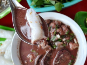 Về Nghệ An thưởng thức bánh mướt, người sành ăn phải chọn topping bò hầm hoặc xáo lòng mới chuẩn vị