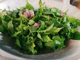 Lá này là “ngân hàng canxi”, bổ mắt dưỡng gan mà nhiều người chỉ lấy quả, bỏ lá