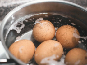Luộc trứng thêm 2 thứ nữa, trứng vừa thơm ngon lại dễ bóc vỏ đến bất ngờ