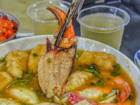 Những quán bánh canh Sài Gòn có giá “trên trời”, 700.000 đồng/tô vẫn khen rẻ, bán vỉa hè ngon như nhà hàng