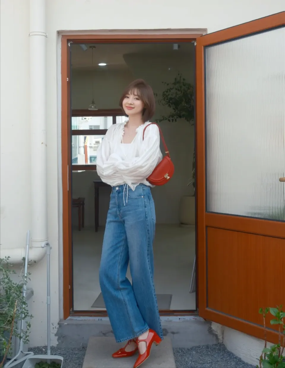 Tại sao giày thể thao trắng bị “xếp xó” khi diện với quần jeans, phụ nữ 30+ sành thời trang thích 4 kiểu này hơn - 6