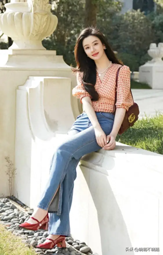 Tại sao giày thể thao trắng bị “xếp xó” khi diện với quần jeans, phụ nữ 30+ sành thời trang thích 4 kiểu này hơn - 7