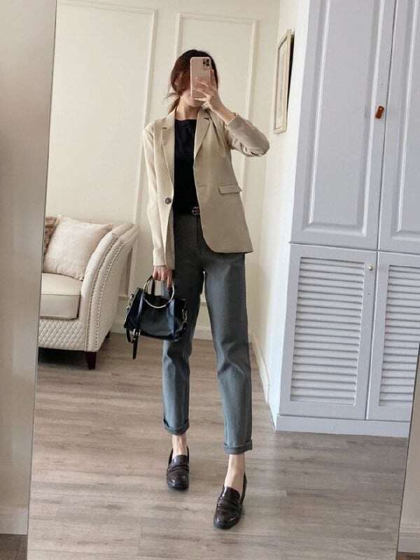 Tại sao giày thể thao trắng bị “xếp xó” khi diện với quần jeans, phụ nữ 30+ sành thời trang thích 4 kiểu này hơn - 8
