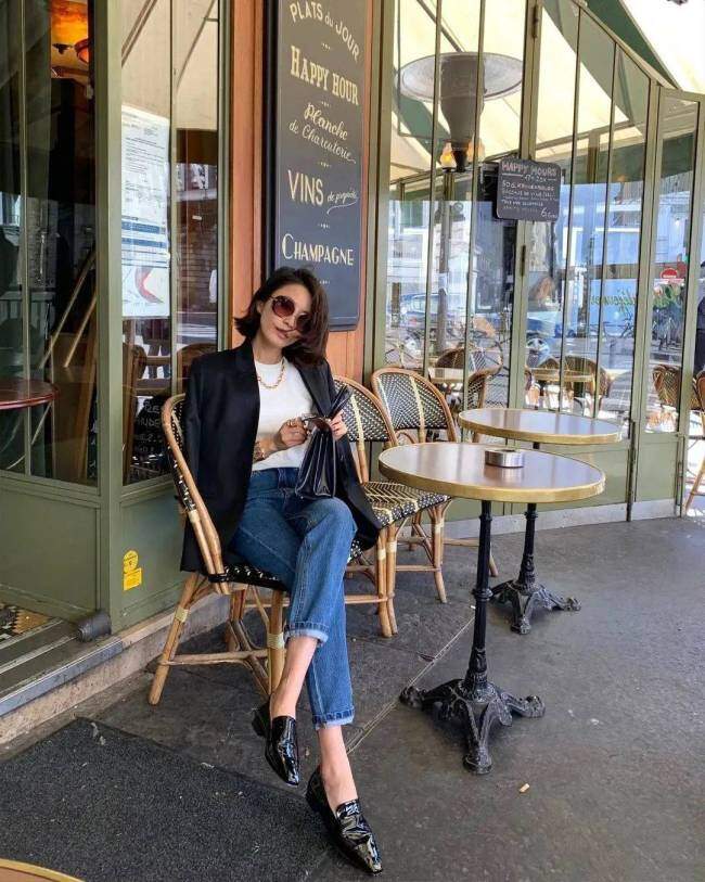 Tại sao giày thể thao trắng bị “xếp xó” khi diện với quần jeans, phụ nữ 30+ sành thời trang thích 4 kiểu này hơn - 10