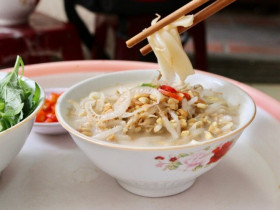 Món bánh đúc nộm lạ miệng thích hợp cho ngày hè oi nóng, đến ngay 4 địa chỉ quán ngon ở Hà Nội