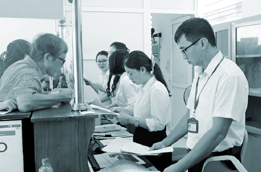Lấy hài lòng của người dân làm trung tâm phục vụ - 1