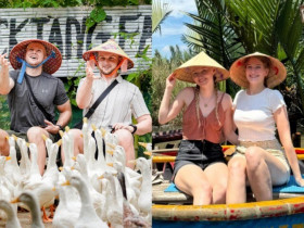 Loạt trải nghiệm "có 1 không 2" khi khách Tây đến Việt Nam: Hóa nông dân đi chăn trâu, "xanh mặt" vì trò cảm giác mạnh ở Hội An