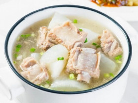 Hầm sườn người thì chần nước, người thì hầm trực tiếp, đầu bếp nói: "Cả hai đều sai, đây mới là cách đúng"
