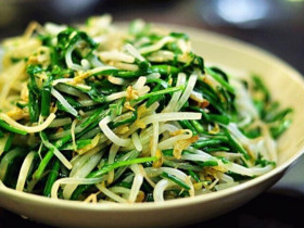 Hai rau này xào với nhau vừa dễ làm lại bổ gan, tráng dương, ăn mùa hè cũng thanh mát