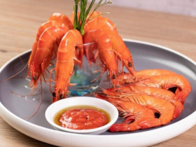 Khi luộc tôm, nên dùng nước sôi hay nước lạnh? Hóa ra trước giờ vẫn làm sai, bảo sao tôm bị dai và khô!